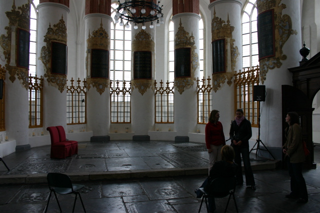 bride & bridesmaids inspect the Aakerk