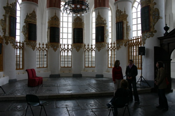 bride & bridesmaids inspect the Aakerk